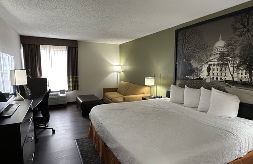 Madison Hotel | Super 8 by Wyndham Madison South