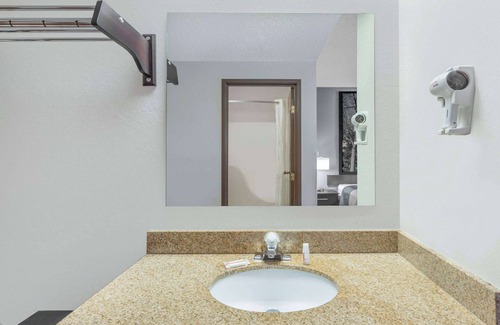 Madison Hotel | Super 8 by Wyndham Madison South