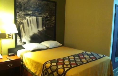 Madison Hotel | Super 8 by Wyndham Madison IN