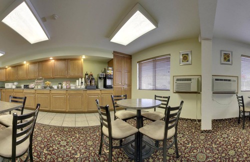 Manhattan Hotel | Super 8 by Wyndham Manhattan KS