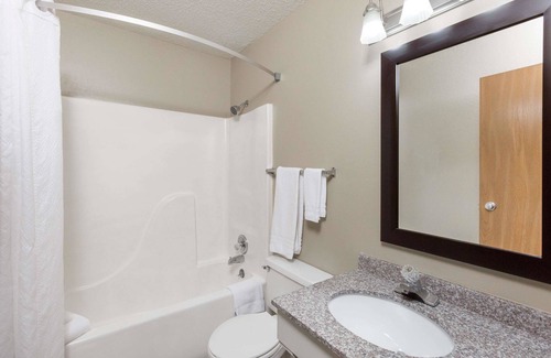 Manhattan Hotel | Super 8 by Wyndham Manhattan KS