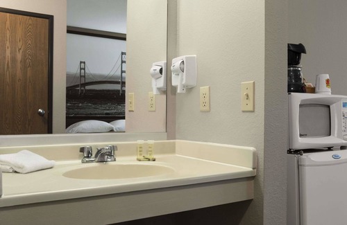Manistee Hotel | Super 8 by Wyndham Manistee