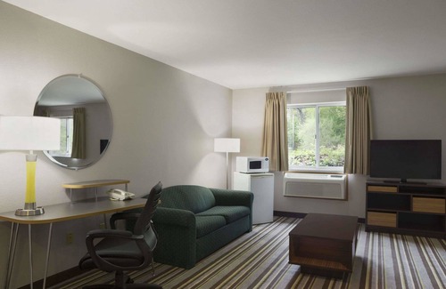 Manistee Hotel | Super 8 by Wyndham Manistee