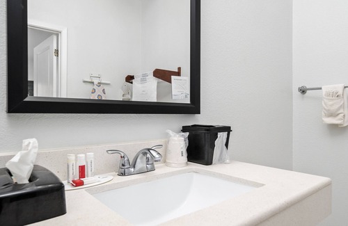 Mansfield Hotel | Super 8 by Wyndham Mansfield LA