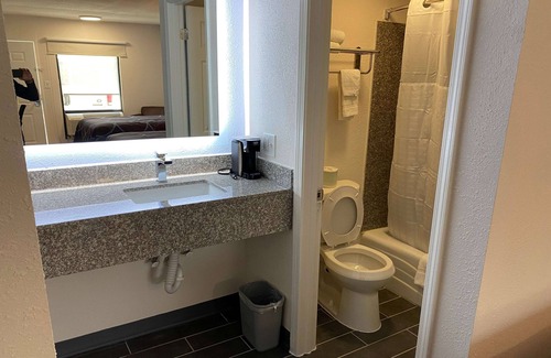 Marietta Hotel | Super 8 by Wyndham Marietta/West/Atl Area