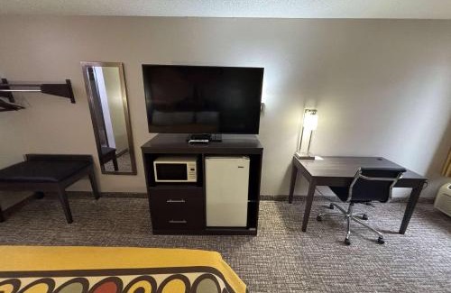 Marshall Hotel | Super 8 by Wyndham Marshall