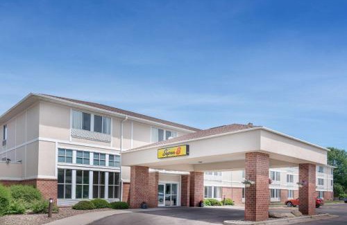 Menomonie Hotel | Super 8 by Wyndham Menomonie WI