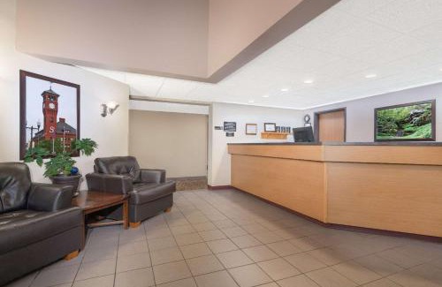 Menomonie Hotel | Super 8 by Wyndham Menomonie WI