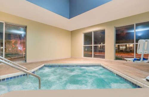 Menomonie Hotel | Super 8 by Wyndham Menomonie WI
