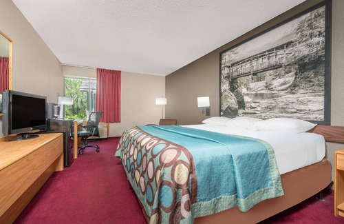 Menomonie Hotel | Super 8 by Wyndham Menomonie WI