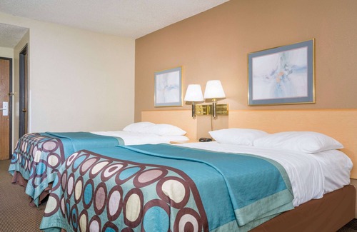 Menomonie Hotel | Super 8 by Wyndham Menomonie WI