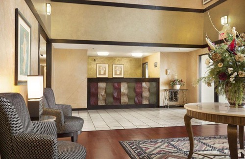 Milwaukee Hotel | Super 8 by Wyndham Milwaukee Airport