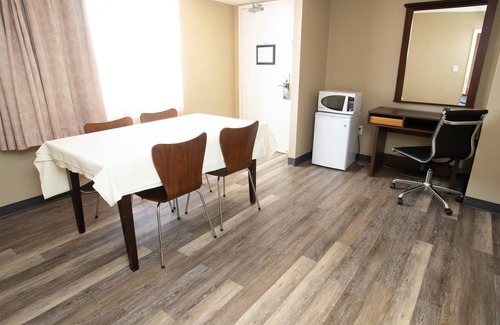 Gateway Hotel | Super 8 by Wyndham Mississauga