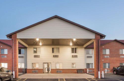 Monmouth Hotel | Super 8 by Wyndham Monmouth IL