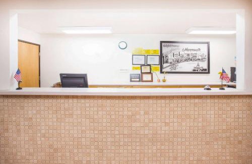 Monmouth Hotel | Super 8 by Wyndham Monmouth IL