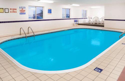 Monmouth Hotel | Super 8 by Wyndham Monmouth IL
