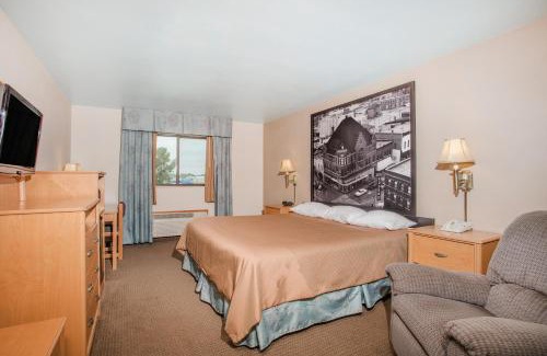 Monroe Hotel | Super 8 by Wyndham Monroe WI