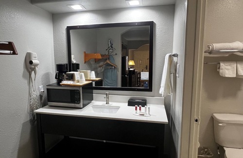 Mont Belvieu Hotel | Super 8 by Wyndham Mont Belvieu/Baytown East
