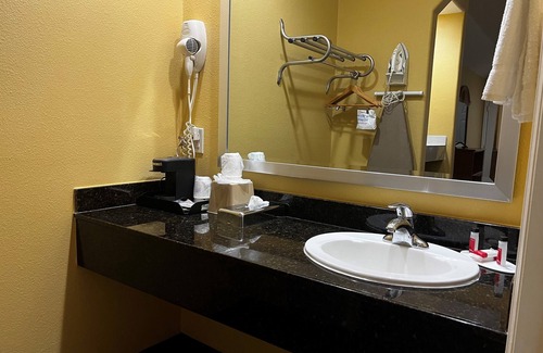 Montgomery Hotel | Super 8 by Wyndham Montgomery/Lake Conroe
