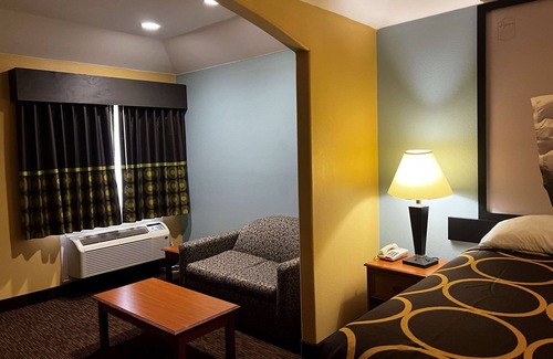 Montgomery Hotel | Super 8 by Wyndham Montgomery/Lake Conroe