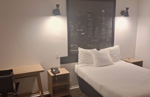 Saint Henri Hotel | Super 8 by Wyndham Montreal