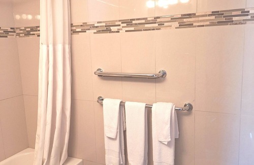 Saint Henri Hotel | Super 8 by Wyndham Montreal