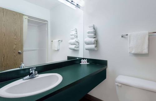Morden Hotel | Super 8 by Wyndham Morden