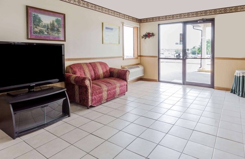 Morris Hotel | Super 8 by Wyndham Morris