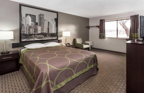 Mundelein Hotel | Super 8 by Wyndham Mundelein/Libertyville Area