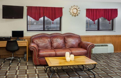 Muscatine Hotel | Super 8 by Wyndham Muscatine