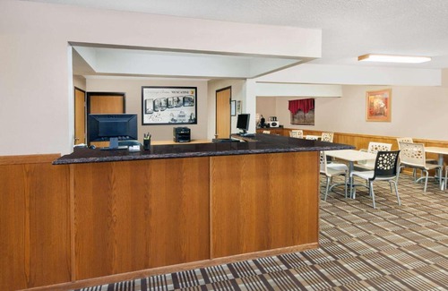 Muscatine Hotel | Super 8 by Wyndham Muscatine