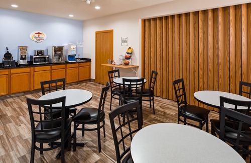 Neillsville Hotel | Super 8 by Wyndham Neillsville WI