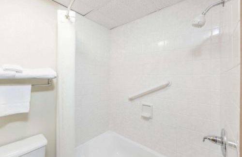 Newton Hotel | Super 8 by Wyndham Newton