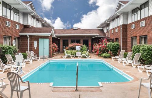 O'Fallon Hotel | Super 8 by Wyndham O'Fallon