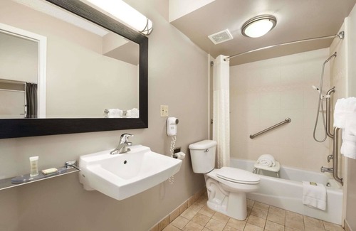 National Gardens Hotel | Super 8 by Wyndham Ormond Beach