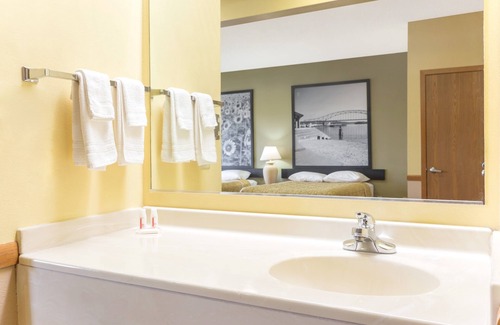 Osage Hotel | Super 8 by Wyndham Osage