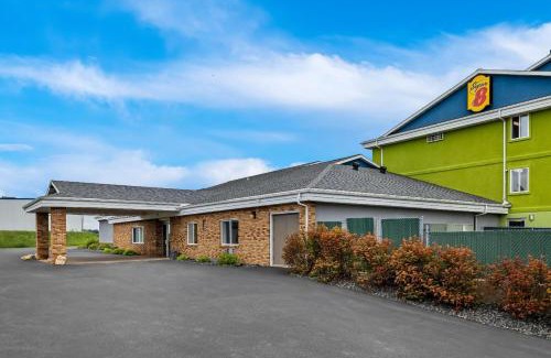 Osseo Hotel | Super 8 by Wyndham Osseo WI