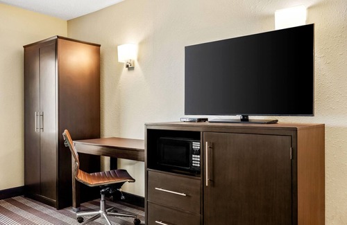 Osseo Hotel | Super 8 by Wyndham Osseo WI