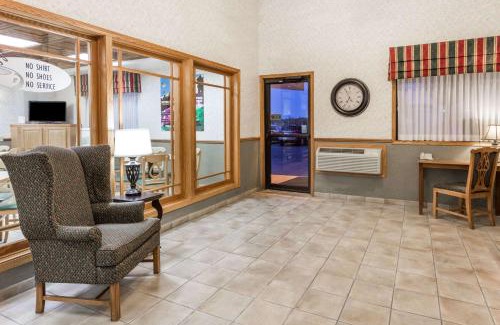 Ottawa Hotel | Super 8 by Wyndham Ottawa Starved Rock