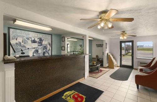 Park City Hotel | Super 8 by Wyndham Park City/North Wichita Area