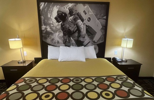 Pasadena Hotel | Super 8 by Wyndham Pasadena