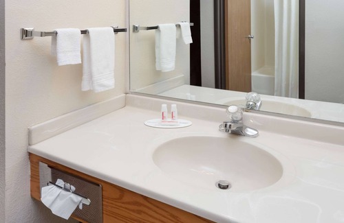 Pekin Hotel | Super 8 by Wyndham Pekin/Peoria Area