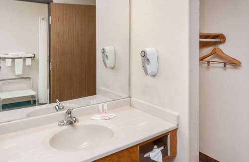 Pekin Hotel | Super 8 by Wyndham Pekin/Peoria Area