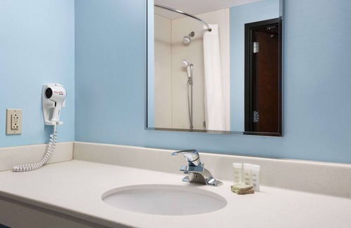 Deepwater Hotel | Super 8 by Wyndham Pennsville/Wilmington