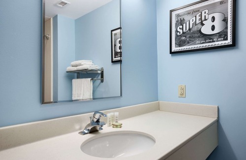 Deepwater Hotel | Super 8 by Wyndham Pennsville/Wilmington