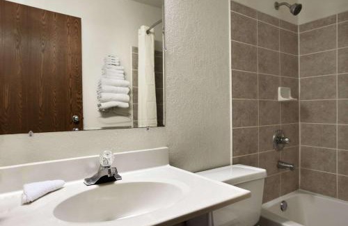 Peru Hotel | Super 8 by Wyndham Peru Starved Rock State Park