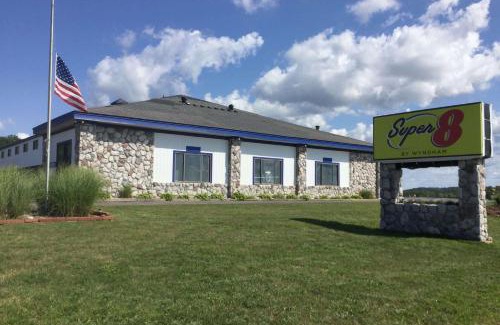 Petoskey Hotel | Super 8 by Wyndham Petoskey