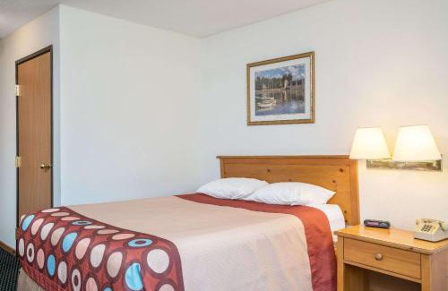 Phillips Hotel | Super 8 by Wyndham Phillips