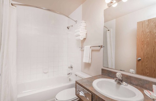 Pincher Creek Hotel | Super 8 by Wyndham Pincher Creek AB