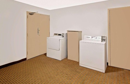 Plainview Hotel | Super 8 by Wyndham Plainview